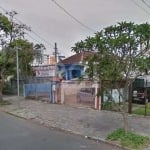 Casa 3 dormitórios, sacada, no bairro Santana, terreno com 6,70 x 56,00 com 4 vagas de garagens, 2 banheiros, living, cozinha e amplo pátio. Bem localizada.&lt;BR&gt;Agende uma visita!