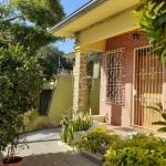 Casa  com 3 dormitórios no Bairro Santana em Porto Alegre/RS .Living 2 ambientes, banheiro social, suíte, copa,  cozinha, área de serviço. Nos fundos tem 1 anexo  com 1 dormitório, banheiro, sala , co