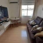 Excelente apartamento de 02 dormitórios no Bairro Santo Antônio, reformado com piso laminado, split, sala, cozinha e área de serviço. Andar alto com excelente vista no condomínio arborizado com portar