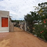 Casa situada no meio do terreno , separada do comércio por pátio amplo, e com mais um pátio aos fundos, salal comercial de frente para a avenida, com excelente pé direito, e possibilidade ( com espera