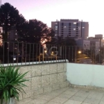 Duplex com 03 dormitórios no Bairro Petrópolis&lt;BR&gt;Imóvel em ótima localização, podendo ser adaptada para uso comercial, em local de grande valorização, frente ampla e com potencial, devido a sua