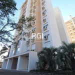 Excelente apartamento com 3 dormitórios (uma suíte), no Garden Teresopolis, com sala, cozinha montada, área de serviço com tanque, banheiro social e sacada com churrasqueira. Vaga de garagem dupla.&lt