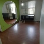 Apartamento ,  semi mobliado no bairro Medianeira em Porto Alegre. Desocupado. Originalmente 3 dormitórios, atualmente o living foi estendido em arco criando uma segunda sala de estar. Living 2 ambien