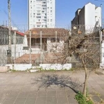 Casa sobre terreno de  no bairro Partenon. Ótima localização para comércio, construção de sobrados ou pequeno prédio. São 2 entradas uma pela Rua Livramento e outra pela Av. Ipiranga,  mas o acesso e 