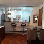 Vende-se apartamento impecável, 3 dormitórios, living amplo em 2 ambientes com lareira, copa e cozinha, churrasqueira, área de serviço independente, lavabo e 1 vaga de garagem rotativa. O apartamento 