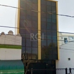 Sala Mobiliada, bairro Menino Deus, Porto Alegre, piso porcelanato cinza novo, balcão de granito preto ora café novo, banheiro privativo, 26 m² privativos, condomínio baixo, aceita permuta.&lt;BR&gt;&