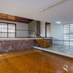 Venda de Casa com 1,820 m² totais- Menino Deus. 4 vagas, 4 dormitórios, sendo 1 suíte, 1 varanda, lareira e churrasqueira. Em localização privilegiada no bairro Menino Deus, oferecendo vista panorâmic