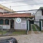 ATENÇAO ; investidores casa com terreno 11 x 38 no bairro Petrópolis , pode ser usada para empresa e também residencial , casa muito bem configurada com garagem coberta , 3 dormitórios ou escritório ,