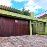 CASA com 4 dormitórios no bairro Santana em Porto Alegre/RS.  2 pisos.   Térreo; Living 3 ambientes ,1 gabinete, banheiro social, copa, cozinha montada, área de serviço com churrasqueira , pátio, depe