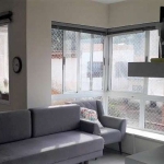 Excelente apartamento semi mobiliado com 2 dormitórios, sendo 1 suíte com sacada, banheiro social, amplo living para 2 ambientes com lareira, cozinha em conceito aberto planejada e com churrasqueira, 