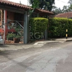 Casa em Teresópolis com 228 m de área construída, 3 dormitórios, 3 banheiros, 2 salas, , cozinha, lavanderia, churrasqueira, garagem para 3 carros.