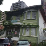 Casa em localização nobre, no bairro Moinhos de Vento, composta de 2 pisos, térreo e 2ª andar , distribuída em várias salas , excelente construção, próxima a Av. 24 de outubro e localizada em tradicio