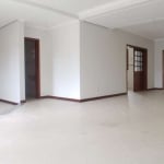 Linda casa com 378m² privativos, living amplo para até 4 ambientes que pode ser usado como salão de festas. Salas podem ter ambientes integrados, com acesso para cozinha e pátio. Hall de entrada e lav