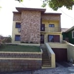 Casa localizada no bairro Vila Ipiranga com 329,50 m ². Imóvel dispõe de 03 dormitórios, sendo 1 suite, sala de estar/jantar, cozinha,03 banheiros, área de serviço e pisos em cerâmica. Imóvel com páti