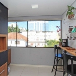 A poucos metros da Praça da Encol, este apartamento conta com living para dois ambientes, sacada com churrasqueira, 2 dormitórios sendo uma suíte, cozinha mobiliada, área de serviço, banheiro social e