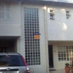 Casa em condomínio de 3 dormitórios sendo uma suíte master com sacada. Térreo com living 2 ambientes, sala de jantar, cozinha mobiliada com área de serviço e dependencia de empregada, pátio com churra