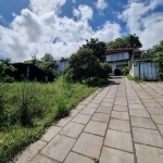 Terreno com DM, possui casa antiga, vista total do Rio Guaíba, com aproximadamente 1500 m² de área, com 42 metros de frente. Próprio para construção de apartamentos ou condomínio. Localizado na avenid