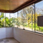 Lindo apartamento no Jardim Planalto com vista perene para praça muito arborizada, 3 dormitórios , suíte, living 2 ambientes, sacada, área separada, apenas um lance de escada , agua quente gás central