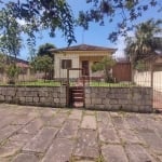 Casa principal em amplo terreno 22x40 com 03 dormitórios com opcional de 04 bem distribuídos living com dois ambientes 02 banheiros cozinha grande lavanderia e varanda . Garagem fechada com salão e ch