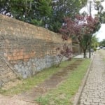 Excelente Terreno medindo 11m de frente e  32m de frente  ao fundo;  plano, em local tranquilo, rodeado de casas de ótimo  padrão; terreno com projeto pré-aprovado pela prefeitura para construir 4 cas