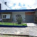 Excelente casa com edícula, em ótima localização no bairro São Pedro. Casa principal com três dormitórios, banheiro, sala e cozinha, área de serviço separada, pátio e edícula com dois quartos, banheir