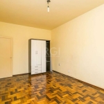 Amplo 01 dormitório, espaçoso e grande sala estar/jantar, piso em parquet,  Banheiro Social e  Cozinha ampla, reformados,  em ótimo estado,, amplas janelas com persianas e pé direito alto.  Área de Se