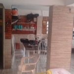 Casa com 05 (cinco) dormitórios, ampla e muito iluminada, 01 dormitório com Closet e sacada, duas Salas uma com lareira, cozinha, 2 Banheiros.  Garagem coberta área externa com piscina, área Gourmet e