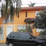 TERRENO COM 1 CASA DE 2 PISOS E 1 APTO NOS FUNDOS COM DOIS PISOS E SACADA: CASA DA FRENTE 230 M2, COM 1 SUITE, 3 DORMITÓRIOS, LAVABO, BANHEIRO, GARAGEM, GRADEADA, PATIO,JARDIM.&lt;BR&gt;- APTO NOS FUN