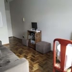 Vende-se apartamento desocupado de 3 dormitórios, ensolarado, sol norte, living amplo em 2 ambientes, cozinha, banho social reformado, área de serviço independente e 1 vaga de garagem rotativa. Prédio