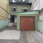 Casa com 4 dormitórios, 2 salas, 3 banheiros, bem conservada no bairro Agronomia, com estacionamento, amplo terreno e excelente localização. Venha conhecer!