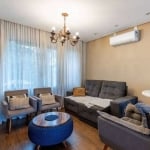 Excelente casa com 03 dormitórios (todos suítes) na zona sul. O térreo conta com amplo living para 02 ambientes com lareira, lavabo, espaço gourmet com churrasqueira e cozinha montada. No 2º pavimento