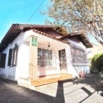 Casa de Alvenaria,  serve tanto para comercial ou residencial, localizada na AV. Niterói, com 4 dormitórios, sala para 3 ambientes, 2 banheiros e garagem com churrasqueira nos fundos, toda gradeada, e