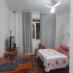 Lindo APARTAMENTO  JK  lateral  e  térreo,  26,32 m² com sala /quarto com piso  parquet,  cozinha  separada  com piso frio, banheiro  social  com  ventilação  natural. Fica a cama e o roupeiro. Aceita