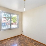 Apartamento  de 02 dormitórios no bairro Menino Deus,  amplos e ensolarados, 46m² de área privativa, living 02 ambientes, área de serviço e banheiro social. rua tranquila e arborizada, próximo ao Hosp