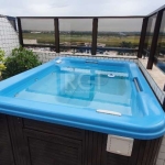 Linda Cobertura com Jacuzzi de Frente com 2 dormitórios, suíte, sacada integrada, living amplo, decorada, ótimo acabamento, cozinha mobiliada, área de serviço, água quente, banheiro social, parte supe