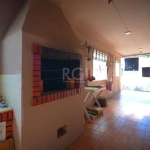 CASA de 3 dormitórios 200 m²,  2 banheiros, 2 salas, área com churrasqueira e amplo pátio com arvores frutíferas.&lt;BR&gt;A casa possui 2 andares com espaços amplos e garagem para 2 carros.Toda cerca