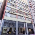 Ótima sala comercial no Edifício Kopper, no Centro, com 51m² privativos, piso laminado, banheiro. Imóvel muito ventilado e ótima iluminação. Edifício com portaria, câmeras de segurança, elevadores. Lo