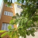 Apartamento com 04 dormitórios originais, transformados em 3, Imóvel de frente com sol em todos os ambientes, bem arrejado e vista para área verde e flores. Living amplo para dois ambientes, cozinha g