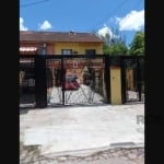 Excelente casa, toda com acabamento de qualidade e manutenção em dia.&lt;BR&gt;A casa possui, pátio com churrasqueira e uma sala em anexo, 3 andares, sendo estes compostos por 3 dormitórios, 2 banheir