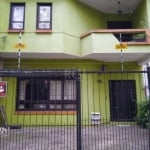 VENDE NO BAIRRO FLORESTA, CASA COM DOIS PISOS, DIVIDIDA EM DOIS APARTAMENTOS, COM 5 DORMITÓRIOS, SENDO 2 SUITE, 5 BANHEIROS, 2 COZINHAS, SACADA, LAREIRA, PÁTIO, ESPAÇO DE LAZER COM CHURRASQUEIRA E DEP