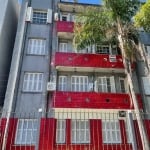 Apartamento no bairro Farroupilha em Porto Alegre, com 2 dormitórios, sala, ampla cozinha, área de serviço separada, sacada fechada no quarto. Imóvel com 47m2 de fundos, bem arejado, quase de esquina 