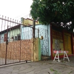 Loja comercial na frente e casa nos fundos localizada no bairro Jardim Itu Sabara com área de 150m². Imóvel com área de lazer, cozinha, 02 dormitórios, sala de estar/jantar, banheiro social e pisos em