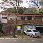 Excelente imóvel na Zona Sul de POA. Ótima localização com linda vista para o lago Guaíba. 2000m² de área de terreno e uma casa de 180m² com 3 dormitórios sendo uma suíte e 4 banheiros, e garagem cobe