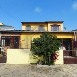 Excelente casa com 4 dormitórios, toda reformada. (O imóvel possuí escritura e matrícula). No andar térreo possuí 3 dormitórios, sala, cozinha com copa, banheiro, área de serviço e garagem para 2 carr