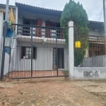 Sobrado recém reformado, com 03 dormitórios, sala, cozinha, área de serviço com churrasqueira, pátio na frente e nos fundos.&lt;BR&gt;Próximo de todos os recursos do bairro como mercado, padarias, pos