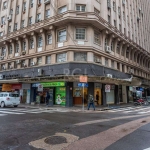 Loja de esquina no coração do Centro Histórico, esquina com as ruas Uruguai e Praça Montevidéo, na frente da prefeitura de Porto Alegre, banco Santander  e banco do Brasil, um dos melhores pontos da c