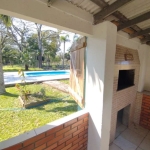 Lindo sitio com mais de meio hectare , com duas casas em perfeito estado de conservação , sendo elas com 2 dormitórios em cada casa  , sala cozinha e banheiro e uma ÓTIMA VARANDA . &lt;BR&gt;Bela Área