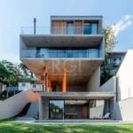 Belíssima residência estilo contemporâneo, com vista deslumbrante para o Rio Guaíba, com área construída de 523m², em terreno de 603m².&lt;BR&gt;Na área social suspensa por colunas, possui: amplo livi