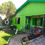 Vende lindo chalé na Ponta Grossa, casa com 2 dormitórios, 1 banheiro, sala, sala de estar sala de jantar, cozinha americana, pátio nos fundos, churrasqueira, ar condicionado, garagem para cobertura p