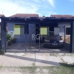 vende linda casa com dois dormitórios, sala, cozinha ampla com ilha gourmet, banheiro social amplo, churrasqueira, banheiro auxiliar. Garagem para 2 carros e lavanderia. Aceita financiamento e estuda 